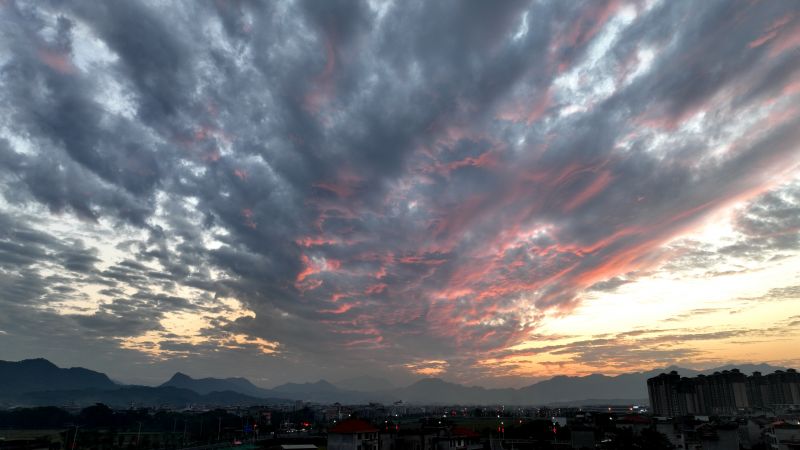 江西遂川：落日染霞如画